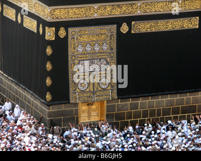 Pellegrini musulmani che si allineano contro il muro e la porta di Il Makkah Kaba Arabia Saudita durante Hajj nel 2007 Foto Stock