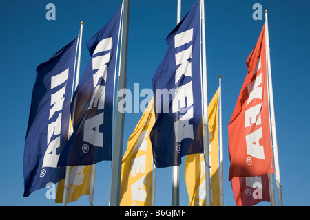 Bandiere al di fuori di IKEA Department Store in Adelaide Australia Foto Stock
