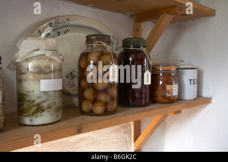 In vecchio stile tradizionale cibo decapata in vasi in un tradizionale vecchio country kitchen Foto Stock