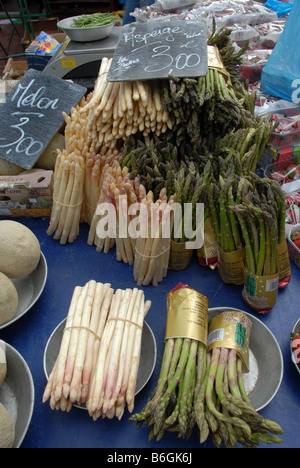 Fasci di punte di asparagi in vendita su un frutto mercato veg sul Quai St-Antoine a Lione in Francia. Foto Stock