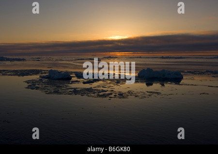 Seascape di ghiacci galleggianti attraverso un filo interrotto tra i ghiacci Chukchi Sea off l'artico costiera Foto Stock