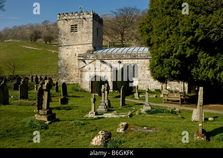 San Michele e Tutti gli Angeli Chiesa, Hubberholme. Una remota foresta cappella con una breve unbuttressed torre normanna. Foto Stock