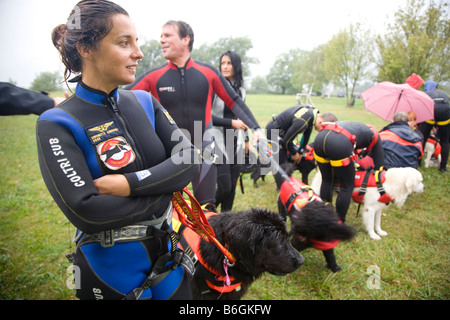 Del cane di Terranova formazione per saltare da un elicottero in acqua per salvare una persona di annegamento Ubicazione Italia Foto Stock