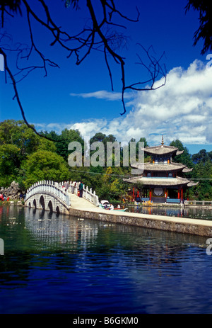 Cinque Phoenix Pavilion al Drago Nero parco piscina Lijiang nella provincia dello Yunnan in Cina Asia Foto Stock