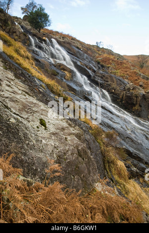 Latte acido Gill che cade dal fells vicino a Seathwaite nel percorso di grande timpano Lake District Cumbria Regno Unito Foto Stock