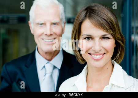 Vecchio Uomo e donna guardando viewer Foto Stock