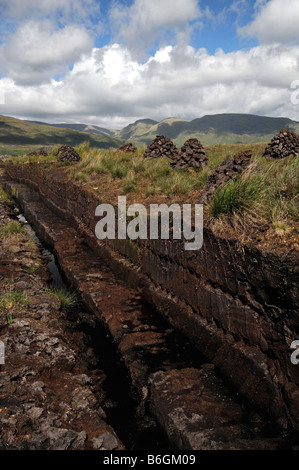 Connemara Turf pila pila tumulo di heap pronto a prendere disegnare portare a casa in un bog connemara galway Irlanda occidentale Foto Stock