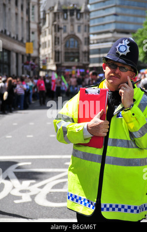 Un poliziotto metropolitane di Londra sovrintende il Gay Pride 2008 marzo processione Foto Stock