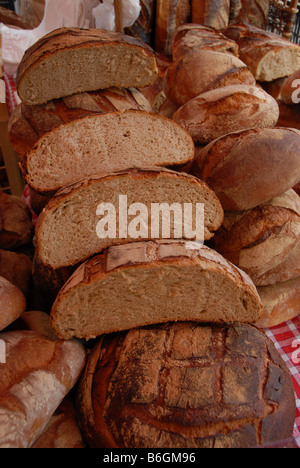 Un display di pane appena sfornato in vendita presso un francese di domenica mattina frutta mercato veg a Lione Francia Foto Stock