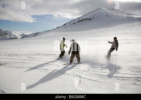 Tre gli appassionati di snowboard divertirsi durante la corsa verso il basso del ghiacciaio Stubaier vicino a Innsbruck in Austria Ghiacciaio dello Stubai Foto Stock