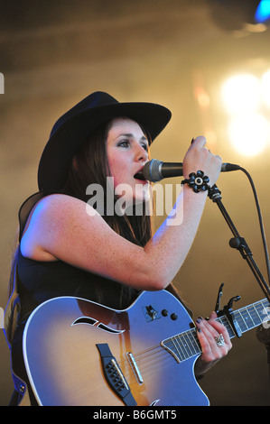 Sandi Thom suona dal vivo sul palco per Gay Pride in Trafalgar Square, Londra Foto Stock