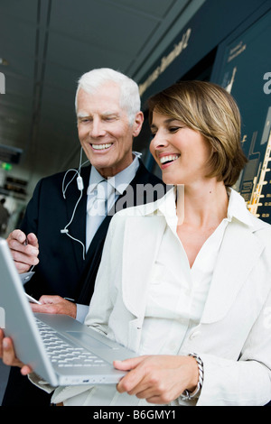 Vecchio Uomo e donna che guarda al laptop Foto Stock