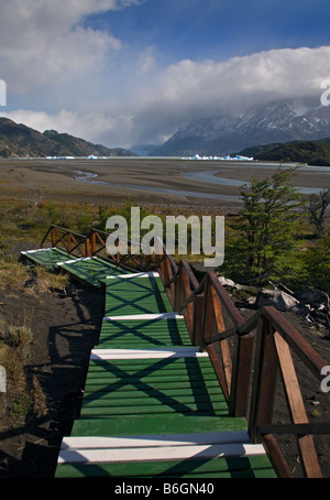 Lago e grigio ghiaccio come visto da Hosteria Lago grigio, Parco Nazionale Torres del Paine Cile Foto Stock