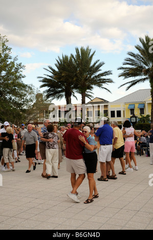 Dalla piazza della città la gente ballare Sumter lo sbarco di una pensione di sviluppo all'interno di villaggi Florida America USA Foto Stock