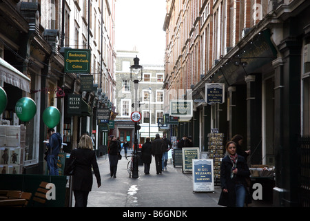 Il Cecil Court nel West End di Londra Foto Stock