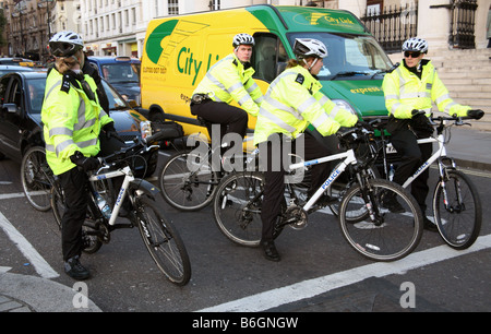 La polizia in bicicletta nel centro di Londra Foto Stock