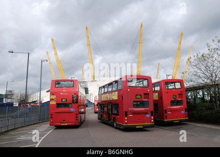 Tre autobus rossi di Londra in avvicinamento alla O2 Arena Nord Greenwich Londra Foto Stock