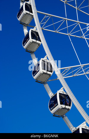 In prossimità della ruota di osservazione contro il cielo blu Foto Stock