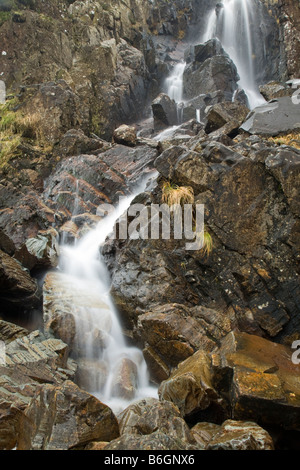 Latte acido Gill che cade dal fells vicino a Seathwaite nel percorso di grande timpano Lake District Cumbria Regno Unito Foto Stock