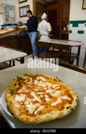 L antica pizzeria da Michele in Centro Storico Quartiere di napoli Italia Europa Foto Stock