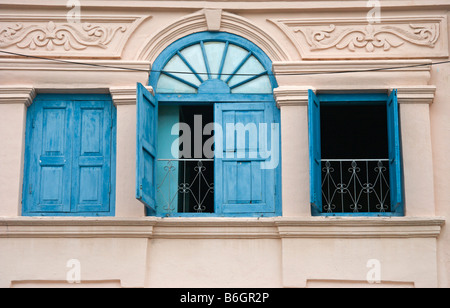 Windows del pre-guerra case, Seremban, Malaysia Foto Stock