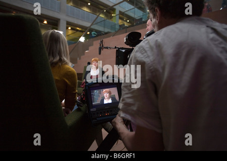 Opere d'Arte di BBC intervista con River City attrice Libby McArthur. Foto Stock