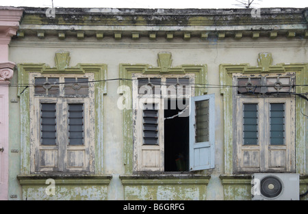 Windows del pre-guerra case, Seremban, Malaysia Foto Stock