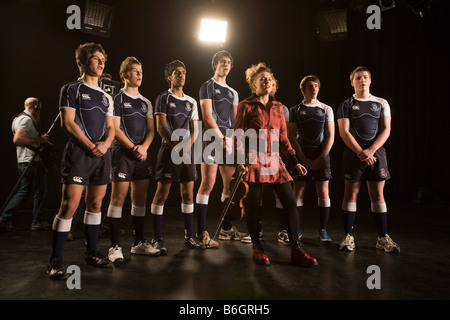 Il cantante Laura McGhee e membri di Glasgow Academy di rugby la registrazione delle loro linee di Rabbie Burns canzone Auld Lang Syne. Foto Stock