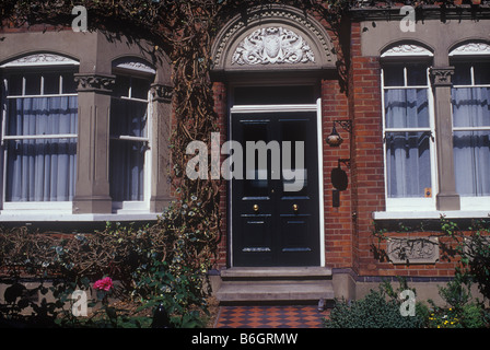 Barnes, Londra Sud, Regno Unito porta anteriore e finestre a baia di Victorian distaccata casa famiglia Foto Stock