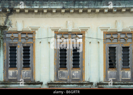 Windows del pre-guerra case, Seremban, Malaysia Foto Stock