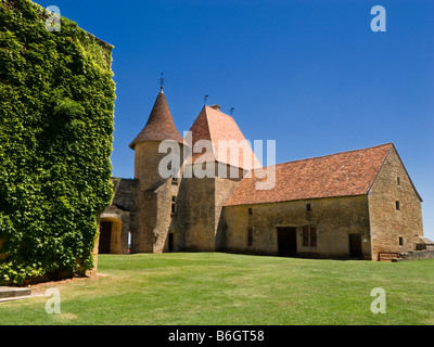 Gli edifici di vecchia costruzione nel cortile del Chateau de Biron Dordogne Francia Europa Foto Stock