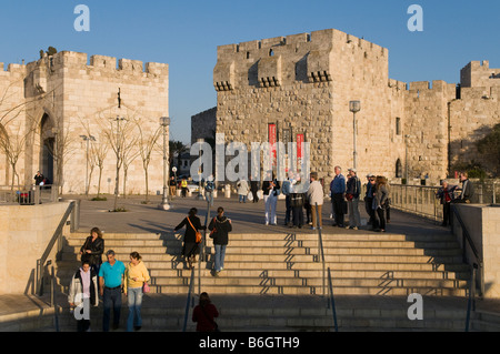 Israele Gerusalemme la città vecchia Porta di Jaffa vista con scale per Mamilla mall in frgd e Porta di Jaffa in bkgd Foto Stock