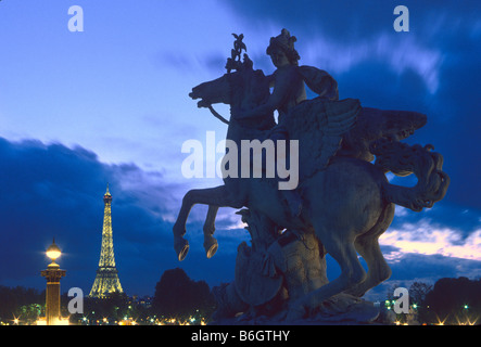 Statua di Coysevox e la torre Eiffel di notte vista dal Tuileries Parigi Foto Stock