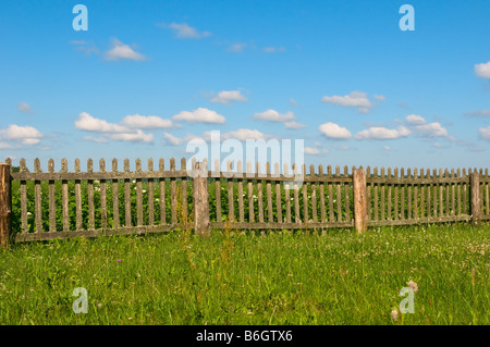 Cielo blu erba verde e la recinzione Foto Stock