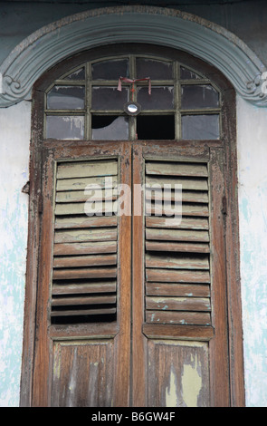 Windows del pre-guerra case, Seremban, Malaysia Foto Stock