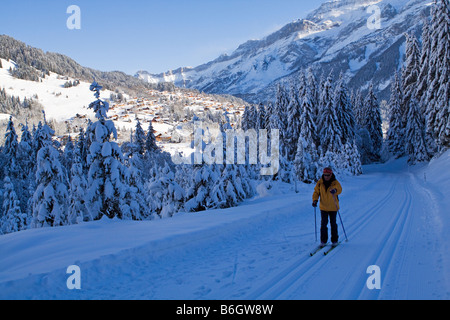 Sci di fondo nel villaggio di Les Diablerets, Svizzera Foto Stock