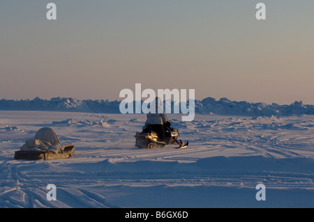 Il Whaler Inupiaq cerca il miglior percorso torna a camp attraverso la banchisa a causa di una grande spaccatura nel ghiaccio Chukchi Sea Foto Stock