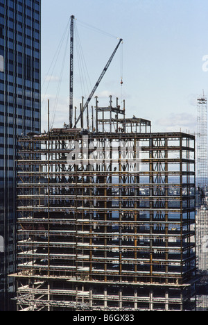 Un alto edificio in costruzione, acciaio lavoratori, camminando su travi in acciaio, Foto Stock