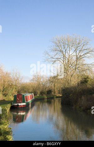 Narrowboat ormeggiata sulla Oxford Canal a minore Heyford Oxfordshire England Regno Unito Foto Stock