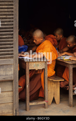 Un giovane monaco buddista di studi presso una scuola monastica - canzone di scuola secondaria superiore, Wat Luang, Paksè, sud Laos Foto Stock
