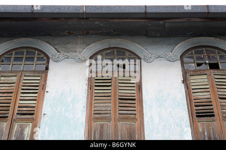 Windows del pre-guerra case, Seremban, Malaysia Foto Stock