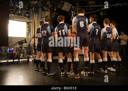 Il cantante Laura McGhee e membri di Glasgow Academy di rugby la registrazione delle loro linee di Rabbie Burns canzone Auld Lang Syne. Foto Stock