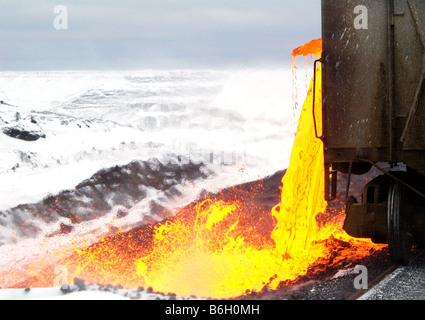 Questo è uno dei più spettacolari viste nell'industria mineraria. Versando la scoria è molto simile al flusso di lava. Foto Stock