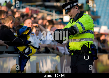 Polizia inglese uomo in inglese Football League Soccer Match Foto Stock