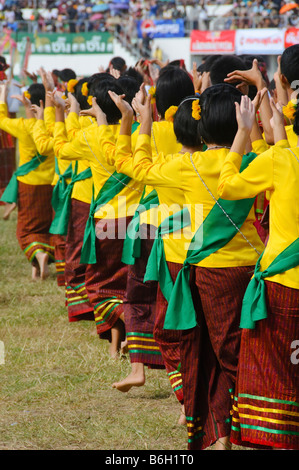 Ballerini tradizionali a Surin Festival di Elefanti in Thailandia Foto Stock