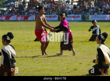 Ballerini a Surin Festival di Elefanti in Thailandia Foto Stock