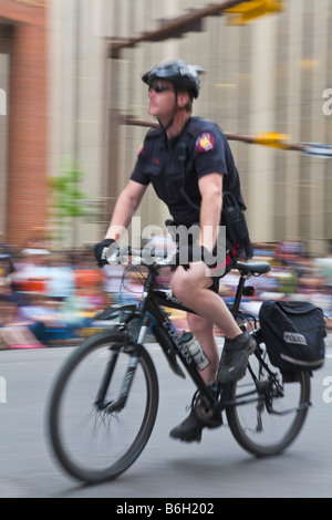 Poliziotto su una bicicletta Calgary Alberta Canada Foto Stock