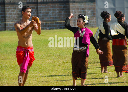 Ballerini tradizionali a Surin Festival di Elefanti in Thailandia Foto Stock