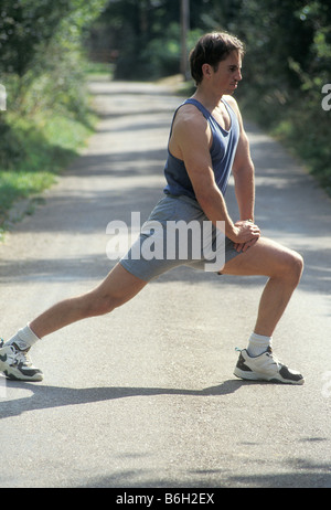 Giovane uomo facendo esercizi fuori in campagna Foto Stock
