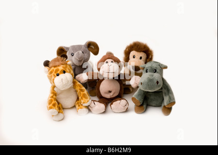 Cinque bambini giocattoli morbidi su uno sfondo bianco (non tagliati) Foto Stock